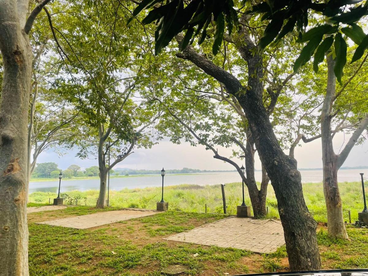 Hotel Lake Park Polonnaruwa Exterior photo
