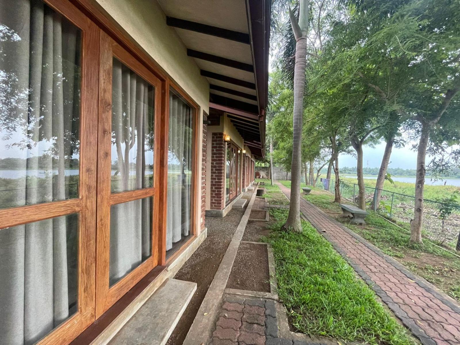 Hotel Lake Park Polonnaruwa Exterior photo